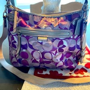 DAISY KALEIDOSCOPE PRINT CONVERTIBLE HOBO (COACH F23957)
SILVER/PURPLE MULTI